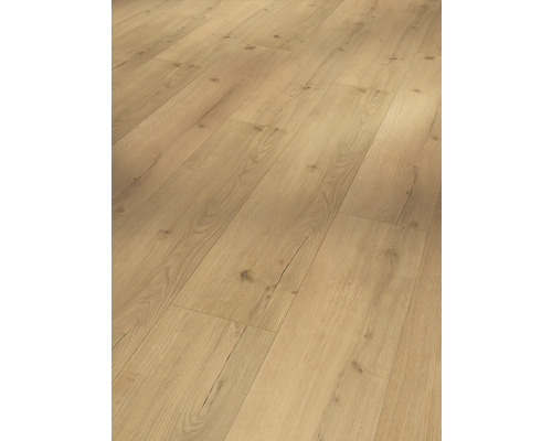 Podea laminată montată cu aspect de lemn