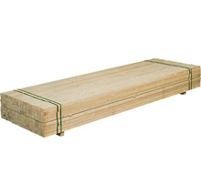 Stivă de șipci din lemn cu bandă de plastic