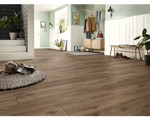 Zona de intrare cu podea laminată, dulap, bancă și decorațiuni