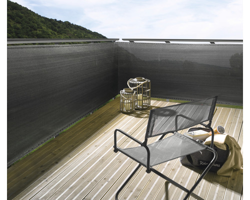 Balcon cu paravan de intimitate, scaun, felinare și podea din lemn