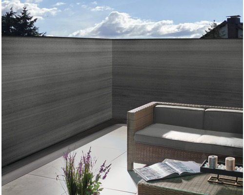 Terasa cu paravan de confidențialitate, zonă de relaxare și decorațiuni