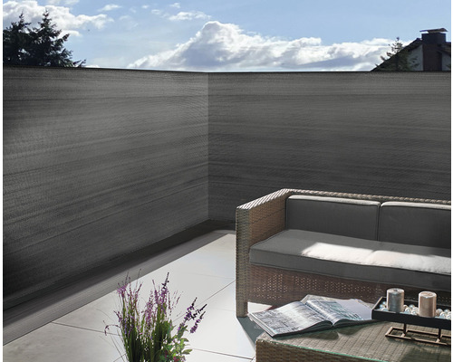 Terasa cu paravan de confidențialitate, zonă de relaxare și masă pentru exterior