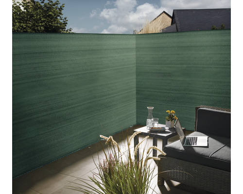 Gard de protecție vizuală pe o terasă cu mobilier de grădină și decorațiuni