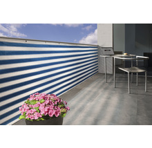 Terasa cu acoperire pentru balcon, masă, scaun și plantă în ghiveci