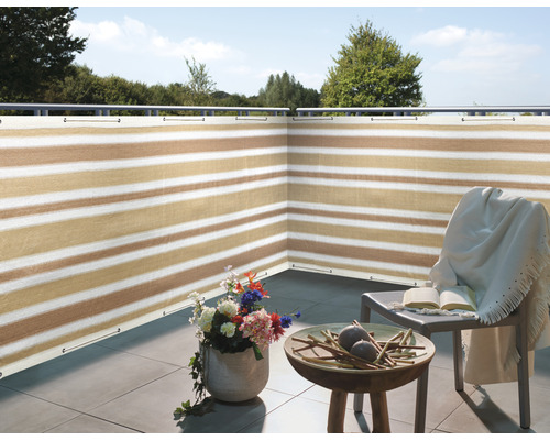 Scena unui balcon cu paravan de confidențialitate, scaun și decorațiuni