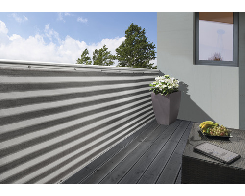 Balcon cu paravan de intimitate, jardinieră și decor