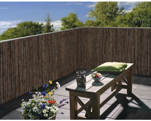 Covoraș de confidențialitate din lemn pe un balcon cu o bancă și o plantă