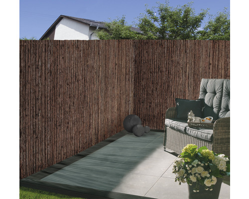 Terasa cu paravan natural, zonă de relaxare și jardiniere