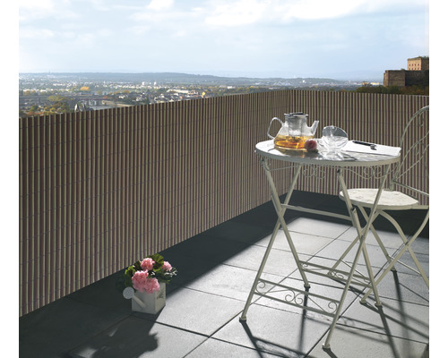 Scenă de balcon cu paravan de confidențialitate, masă și vedere