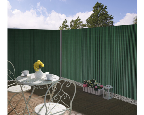 Scenă cu paravan de intimitate, masă și scaune pe o terasă