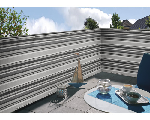 Balcon cu paravânt cu model în dungi și masă decorată