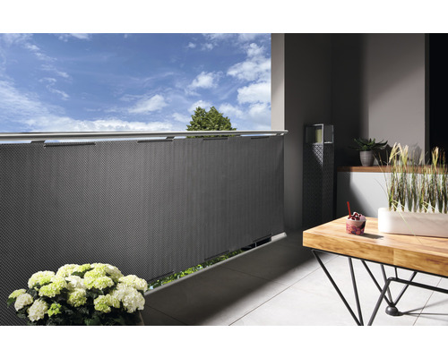 Scenă de balcon cu paravan de confidențialitate, masă și decorațiuni