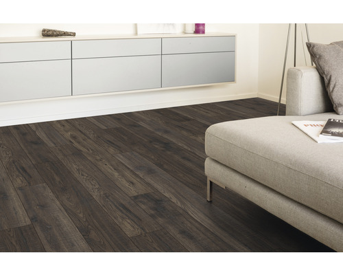 Cameră de zi cu podea laminată închisă la culoare și mobilier modern