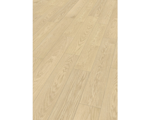 Podea laminată de culoare deschisă, montată, cu aspect de lemn