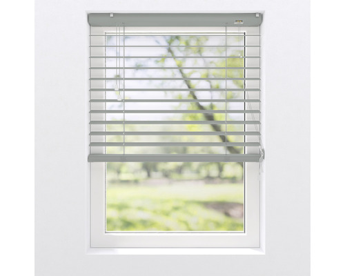 Fereastră cu jaluzele orizontale pentru reglarea luminii