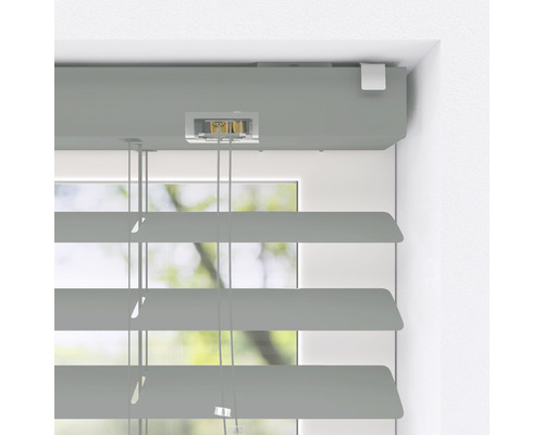 Jaluzea gri în fața unei ferestre pentru controlul luminii.