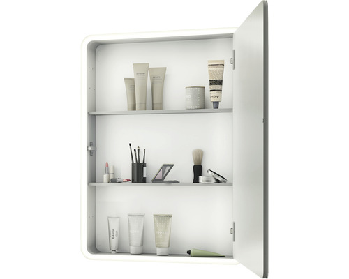 Dulap cu oglindă deschis, cu produse cosmetice pe rafturi.