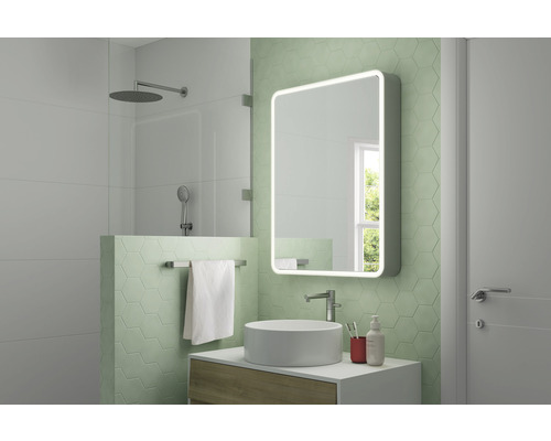 Baie modernă cu duș, chiuvetă și oglindă iluminată