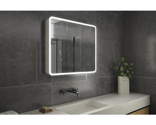 Baie cu dulap cu oglindă iluminată, chiuvetă și robinet.