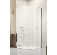 Cabină de duș pe colț cu cadă și pereți din sticlă transparentă în baie