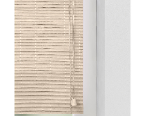 Prim-plan cu o draperie rulou din material natural cu șnur de tragere
