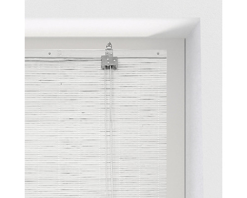 Jaluzea albă de bambus la fereastră