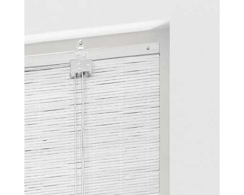 Prim-plan cu jaluzea din bambus cu șnururi de tragere