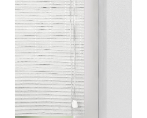 Jaluzea albă de bambus cu șnur pe fereastră