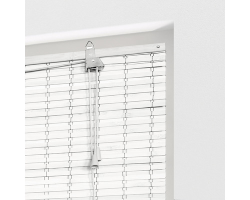 Detaliu jaluzea la fereastră