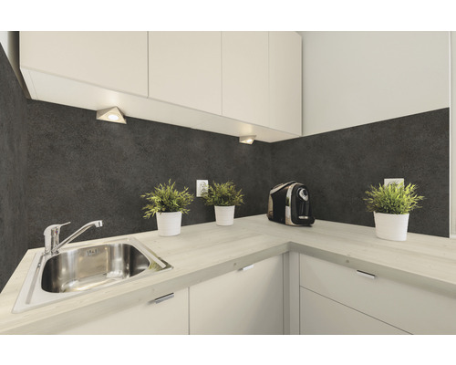 Scenă de bucătărie cu chiuvetă, robinet, blat, dulapuri de bucătărie și panouri de perete.