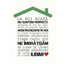 Artă decorativă de perete cu inscripția ''La noi acasă nu suntem perfecți''.