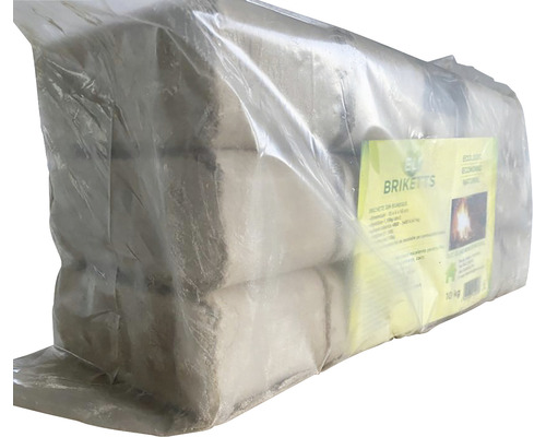 Un pachet de brichete de lemn ambalate în folie.