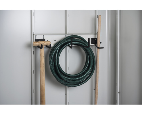 Furtun de grădină, cazma și coadă pe un suport de scule