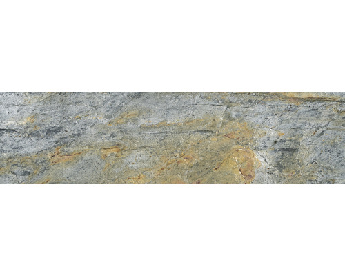 Prim-plan cu o placă de piatră naturală cu suprafață aspră