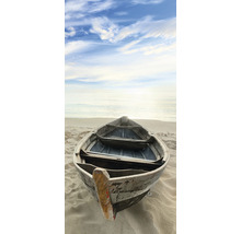 O barcă mică se află pe o plajă cu nisip.