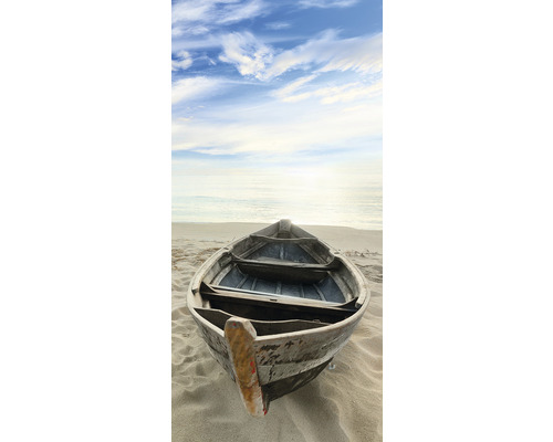 O barcă mică se află pe o plajă cu nisip.