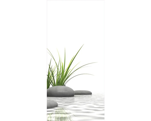 Aranjament decorativ cu pietre, apă și iarbă pentru o atmosferă liniștită