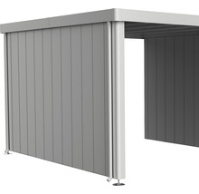 Vedere a unui carport cu structură din aluminiu și panouri verticale.
