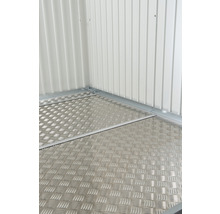 Imagine din interiorul unei magazii de grădină cu placă de podea din tablă striată și pereți metalici.