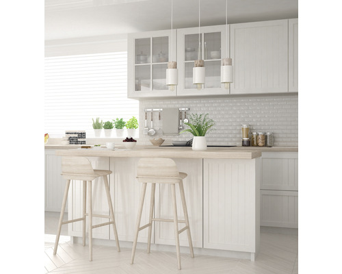 Bucătărie luminoasă cu insulă, scaune de bar și lămpi suspendate pentru o atmosferă prietenoasă.