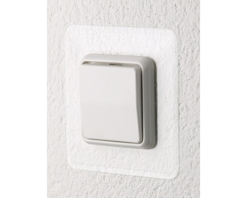 Întrerupător de lumină alb pe un perete