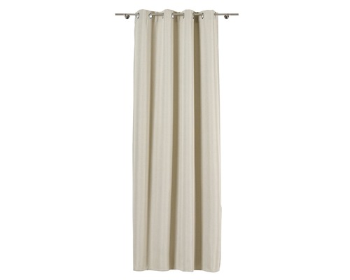 Perdea bej cu inele agățată pe o bară de perdea