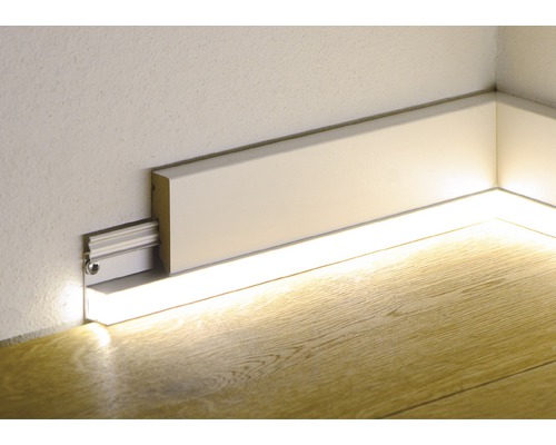 Plinte cu iluminare indirectă în cameră