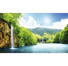 Peisaj cu cascadă, lac și vegetație luxuriantă