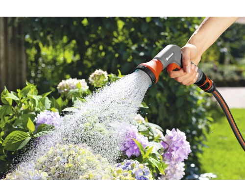 Udarea grădinii cu dușul Gardena