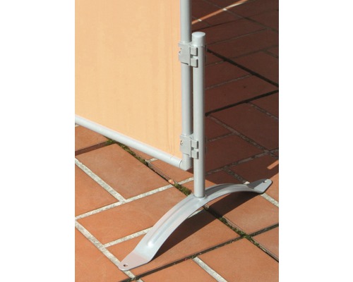 Prim-plan al bazei metalice a unui paravan de intimitate pe o terasă