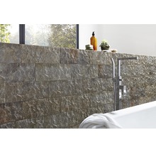 Design baie cu perete din piatră naturală, cadă și armături