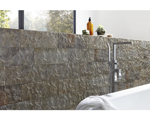 Design baie cu perete din piatră naturală, cadă și armături