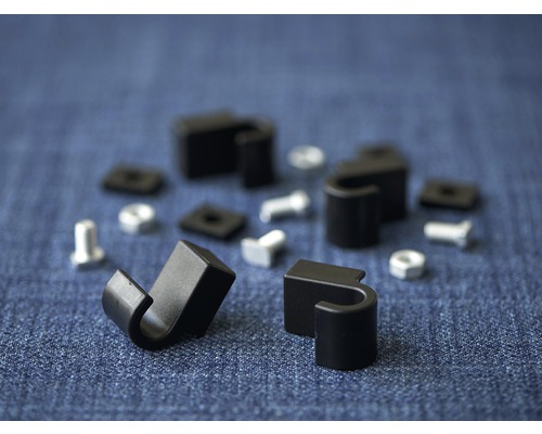 Elemente de montaj negre cu șuruburi și piulițe