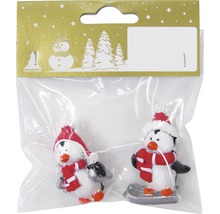 Două figurine pinguin cu căciulă și fular ca decorațiuni de Crăciun în ambalaj